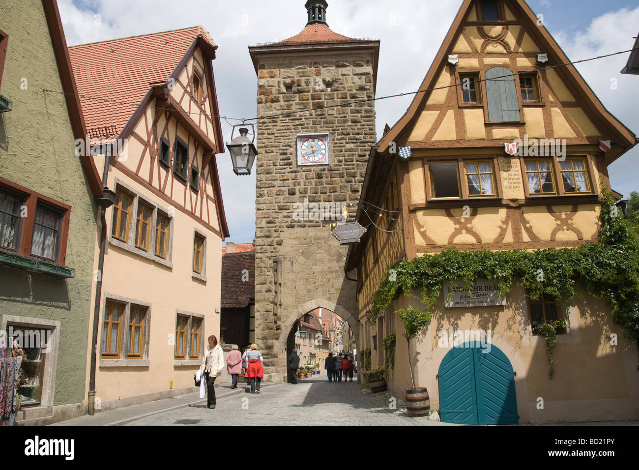 Rothenburg ob der Tauber Baviera Germania UE un mezzo vecchio edificio con travi di legno da Siebersturm e gate alla fine di Schmiedgasse Foto Stock