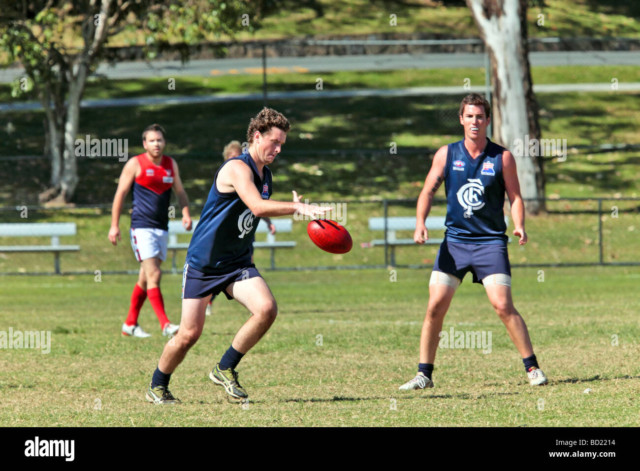 Australian Rules Football giocato da due squadre in una competizione Foto Stock