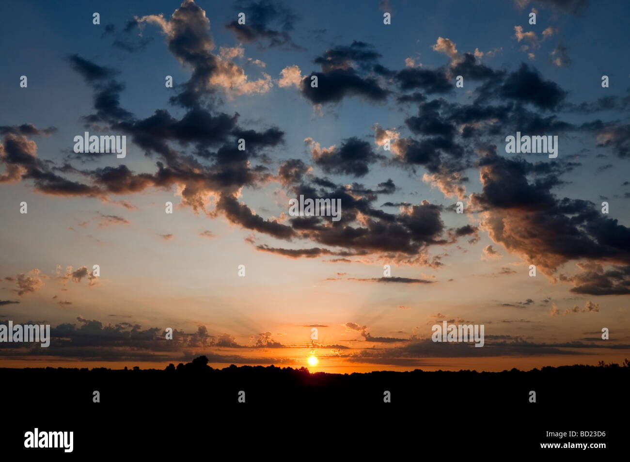 Dawn / sunrise / prima luce con Cumulus e Altocumulus nuvole - Indre-et-Loire, Francia. Foto Stock