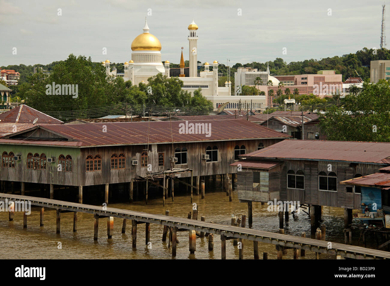 Kampong Ayer reale e la moschea del sultano Omar Ali Saifuddin nella città capitale Bandar Seri Begawan Brunei Asia Foto Stock