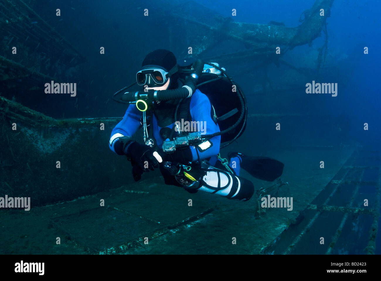 Chris usando un bacio rebreather sul zenobia Foto Stock