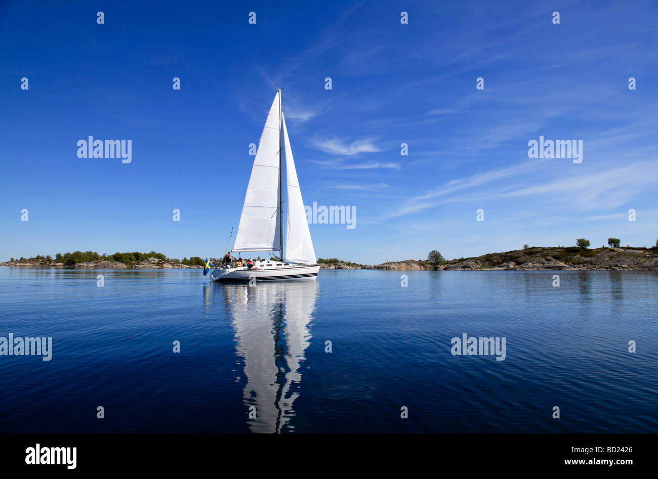 Barca a vela in condizioni di mare calmo Foto Stock