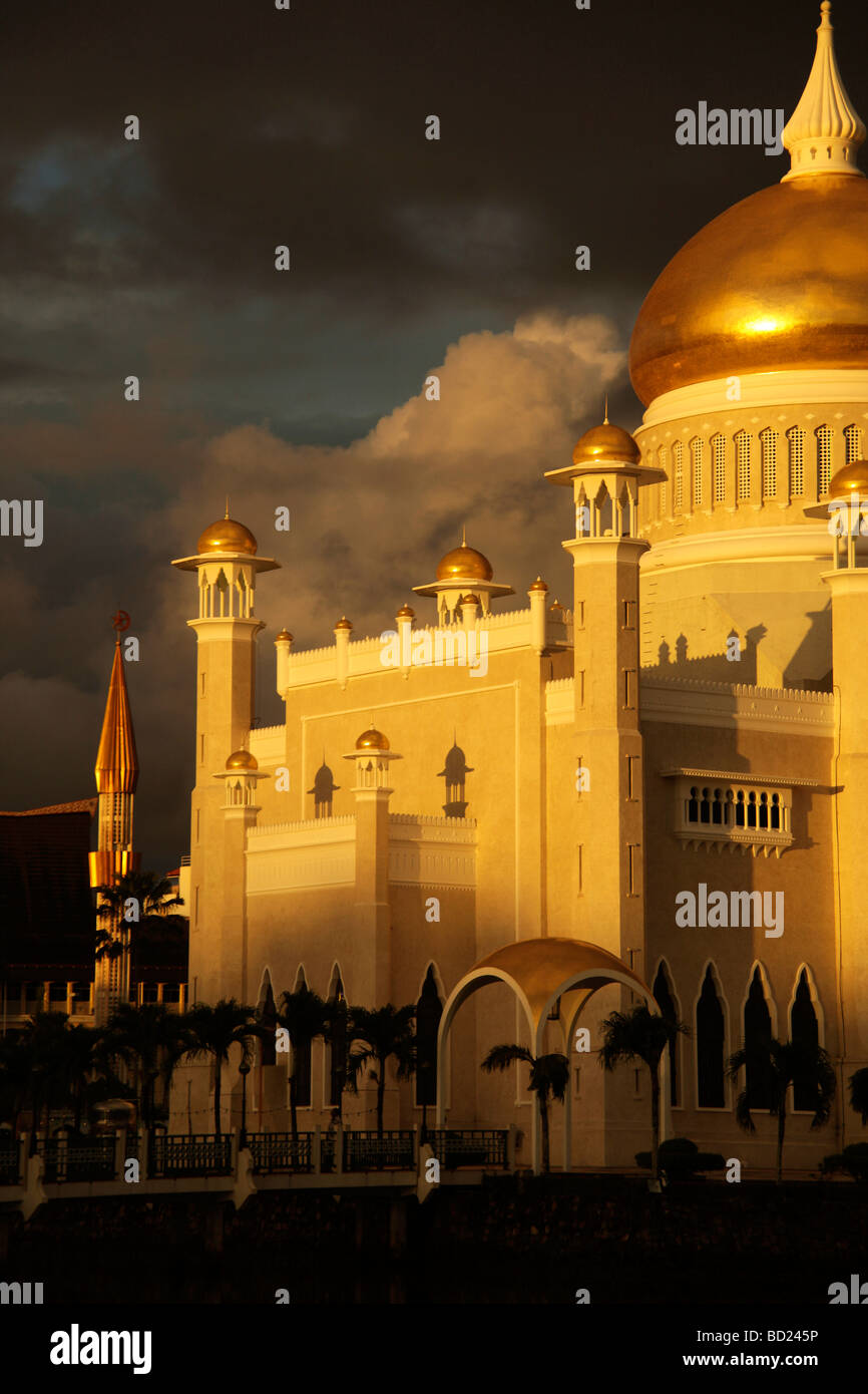 Royal moschea del sultano Omar Ali Saifuddin nella città capitale Bandar Seri Begawan Brunei Asia Foto Stock