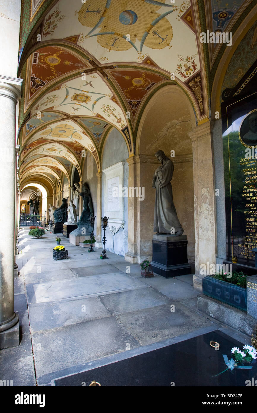 Il portico meridionale in Vysehrad hrbitov (cimitero di Vysehrad) a Praga, Repubblica Ceca Foto Stock