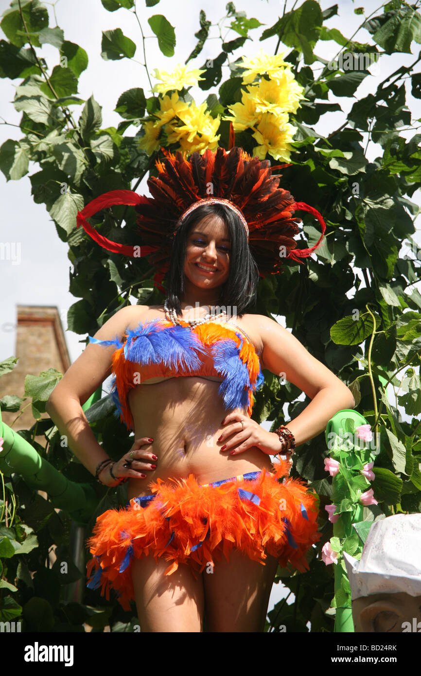 Bella ragazza in piedi su un galleggiante a Carnevale del Pueblo Londra Foto Stock