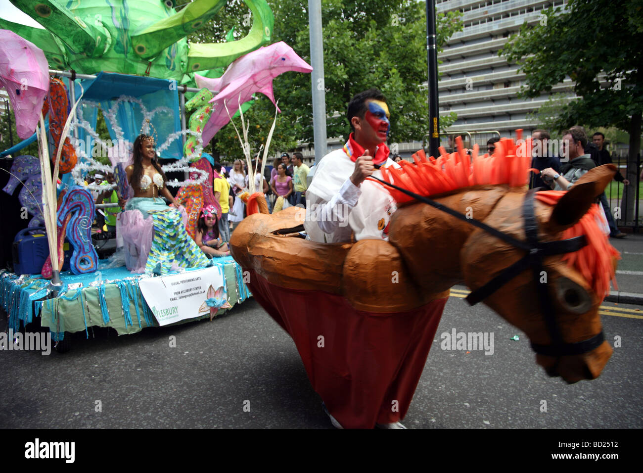 Uomo in un cavallo dancering al Carnevale del Pueblo Londra Foto Stock