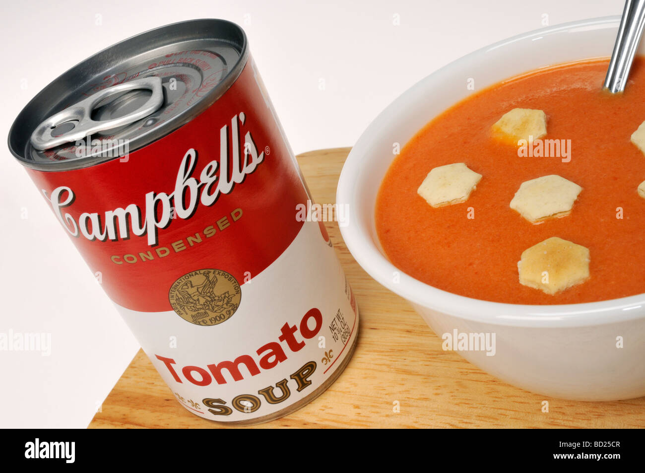 Possibile di Campbell's minestra di pomodoro con oyster cracker in bianco ciotola con cucchiaio. Foto Stock