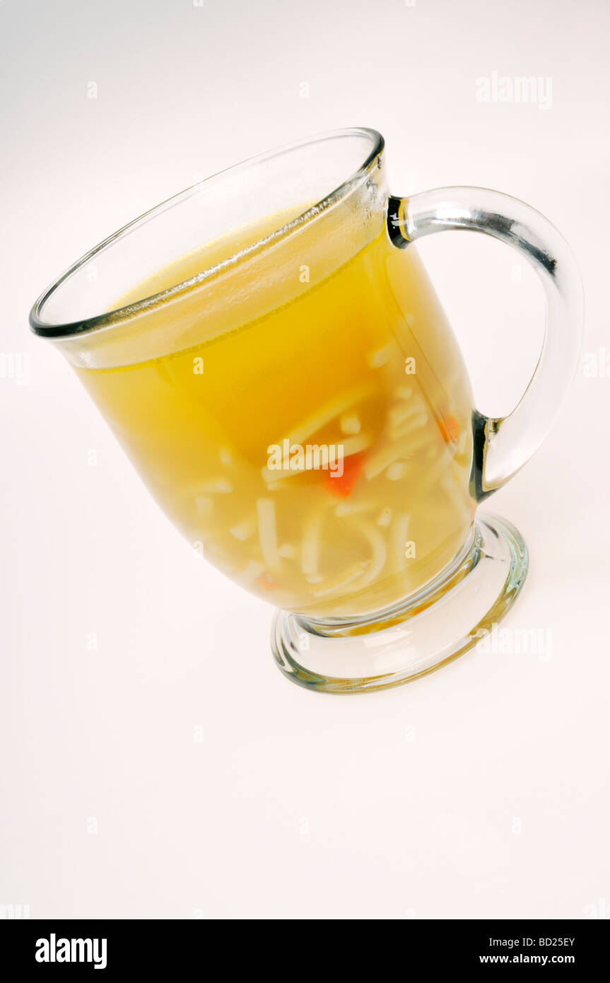 Tazza di vetro di una zuppa di noodle al pollo Foto Stock