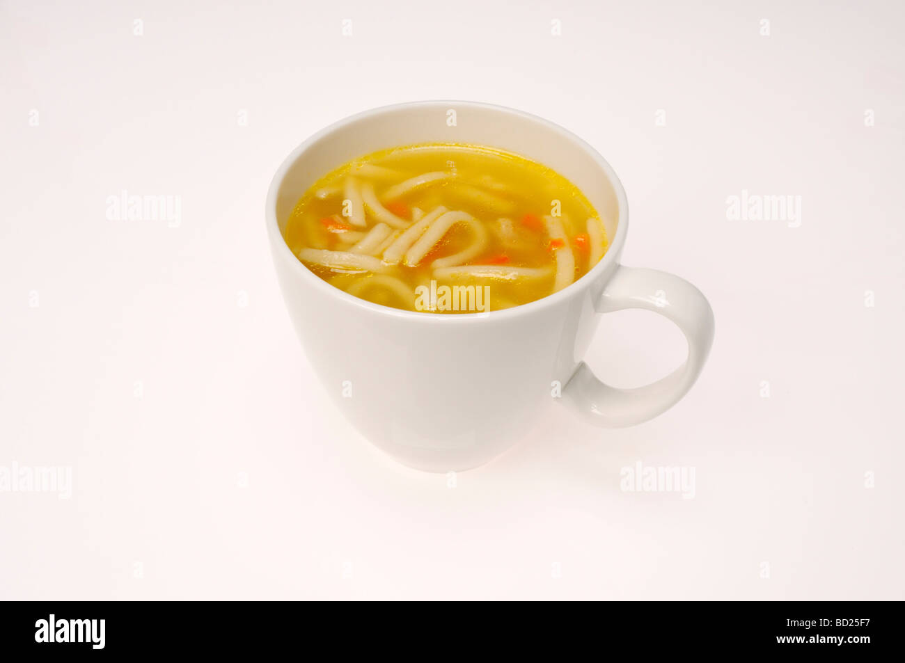 Tazza bianca di zuppa di noodle al pollo su sfondo bianco tagliato fuori. Foto Stock