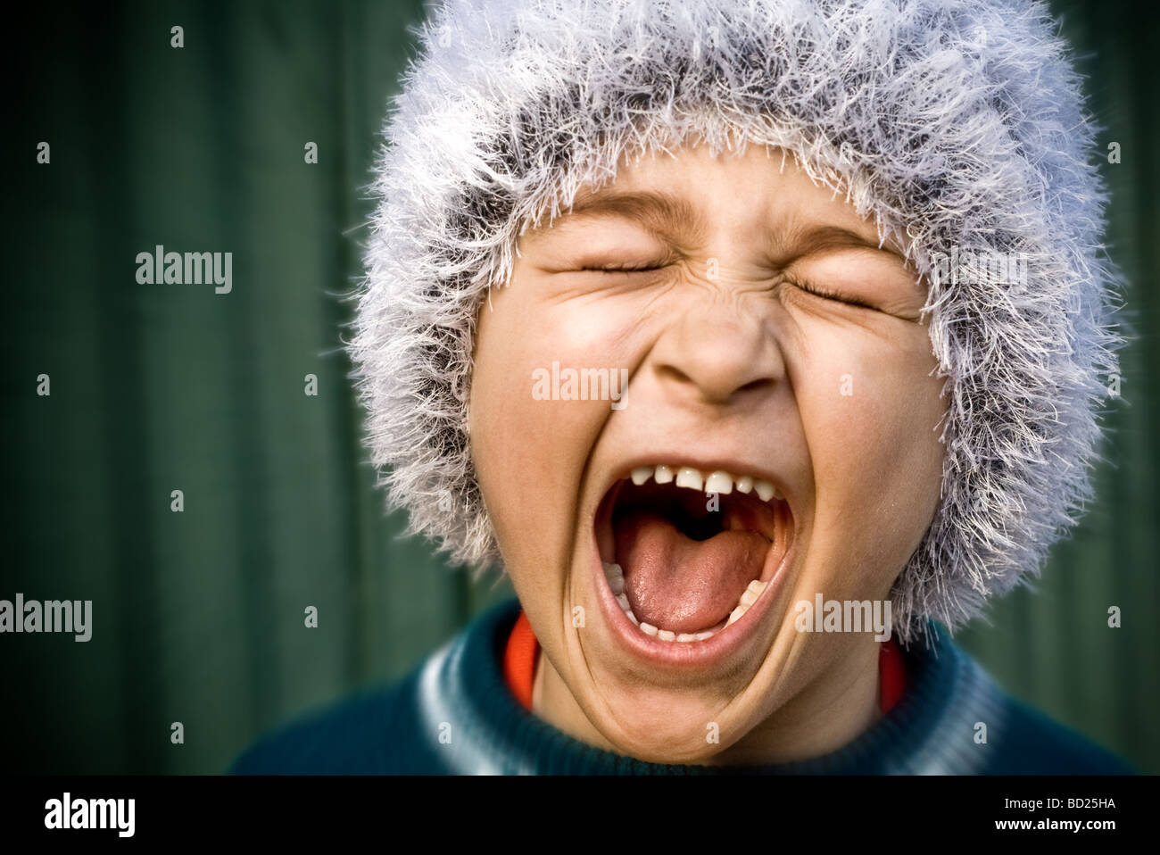 Close up ritratto di crazy kid gridando ad alta voce Foto Stock