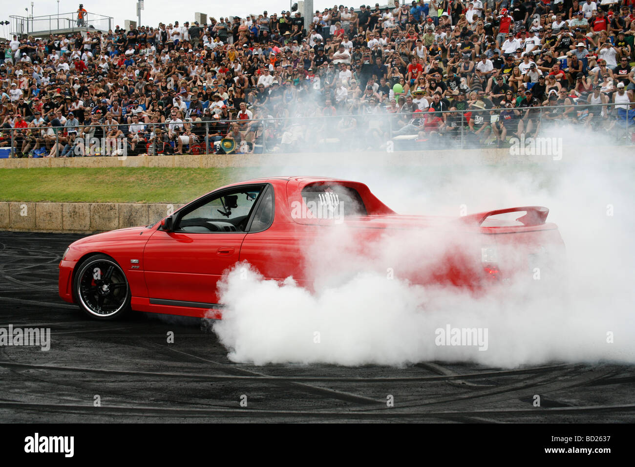 Australian Holden Commodore utility (ute, oppure pick up truck) eseguendo un burnout in un australiano estate car show Foto Stock