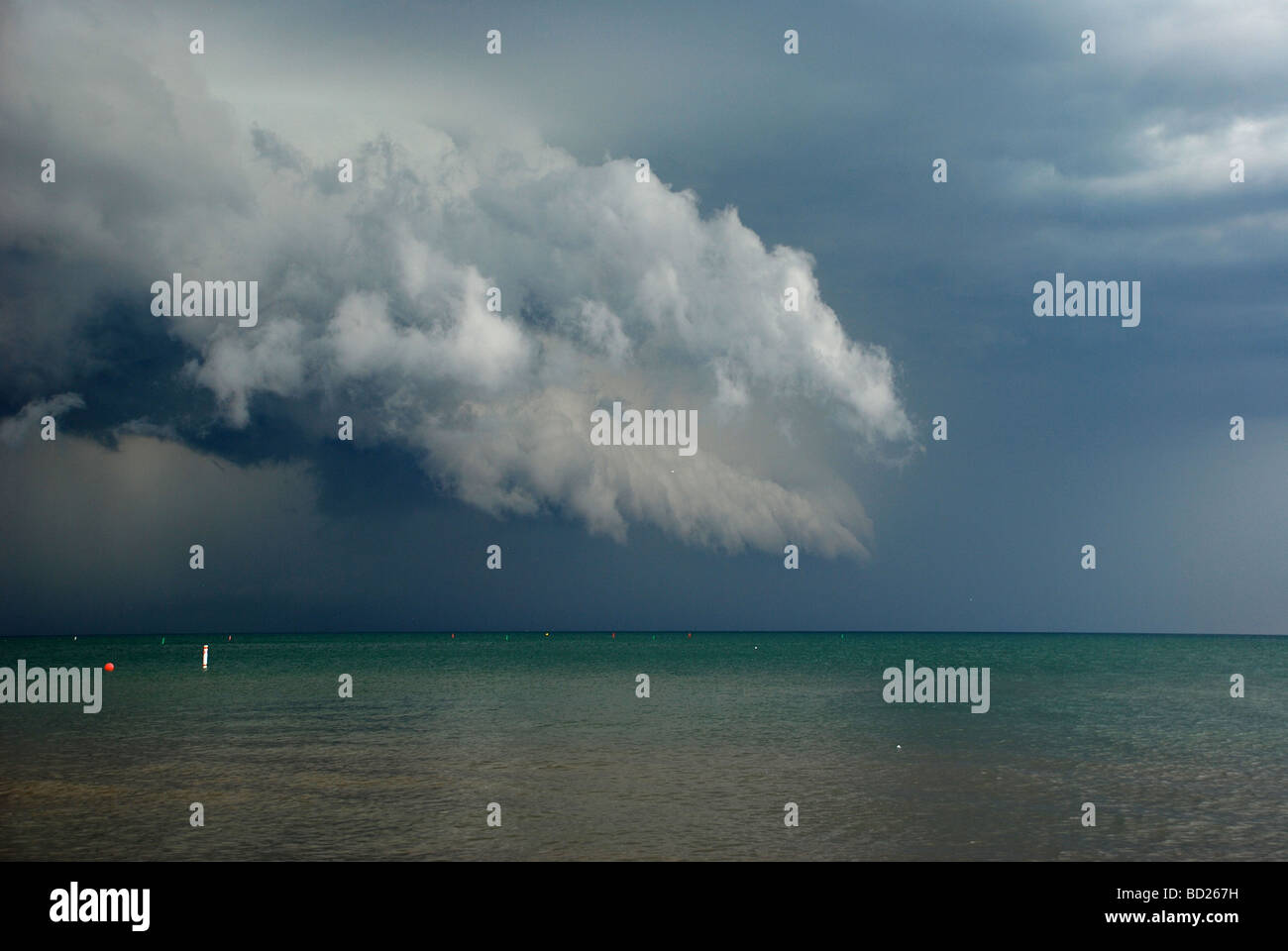 Nuvole di tempesta sul lago Michigan come visto da Greenwood Beach in Evanston, IL Foto Stock