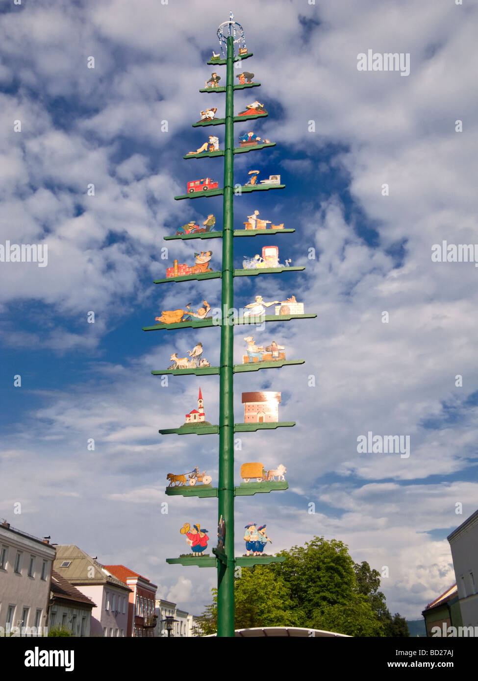 Un tradizionale maypole con simboli commerciali nella piccola cittadina di Schönberg nel Parco Nazionale della Foresta Bavarese, Germania Europa Foto Stock