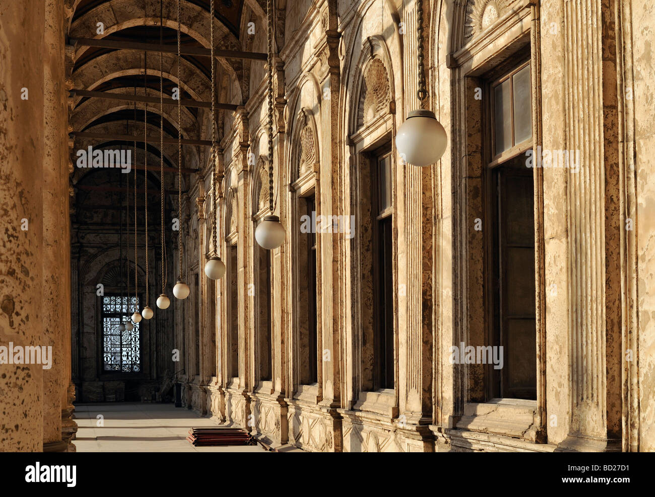 Arcate a tutto sesto che circonda il cortile aperto della moschea di Muhammad Ali Pasha moschea di alabastro Situato nella Cittadella del Cairo in Egitto Foto Stock