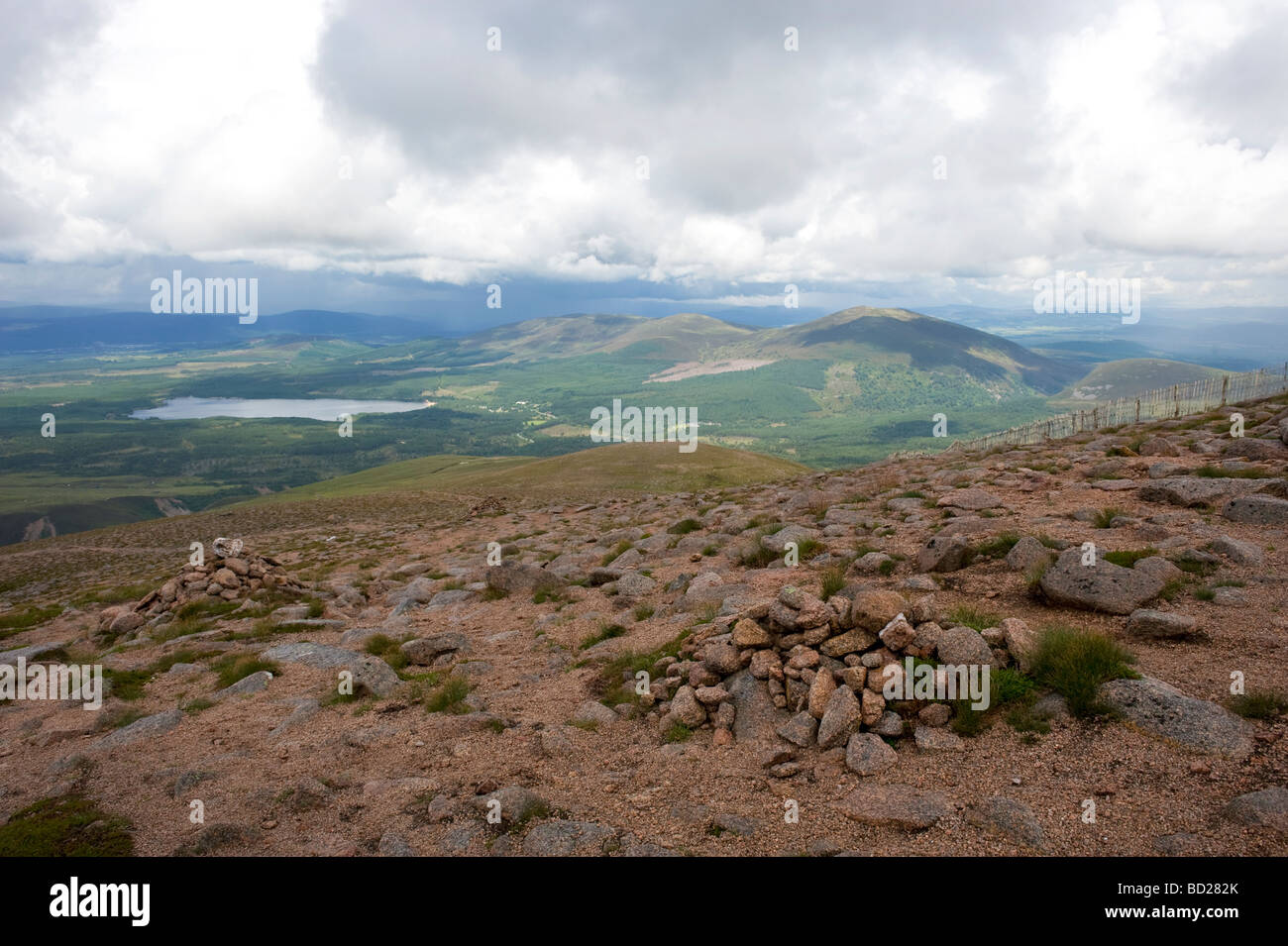 Una vista dal Cairn Gorm che si affaccia su Loch Buidhe nel Parco Nazionale di Cairngorms Scotland Regno Unito Foto Stock