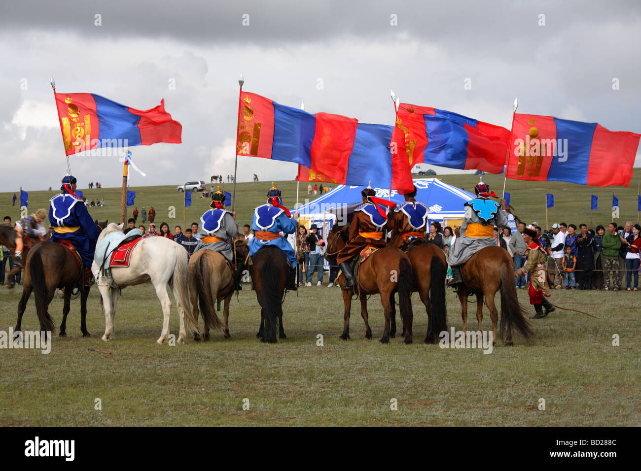 Cavalieri con bandiere nazionali al Naadam Festival, Mongolia Foto Stock