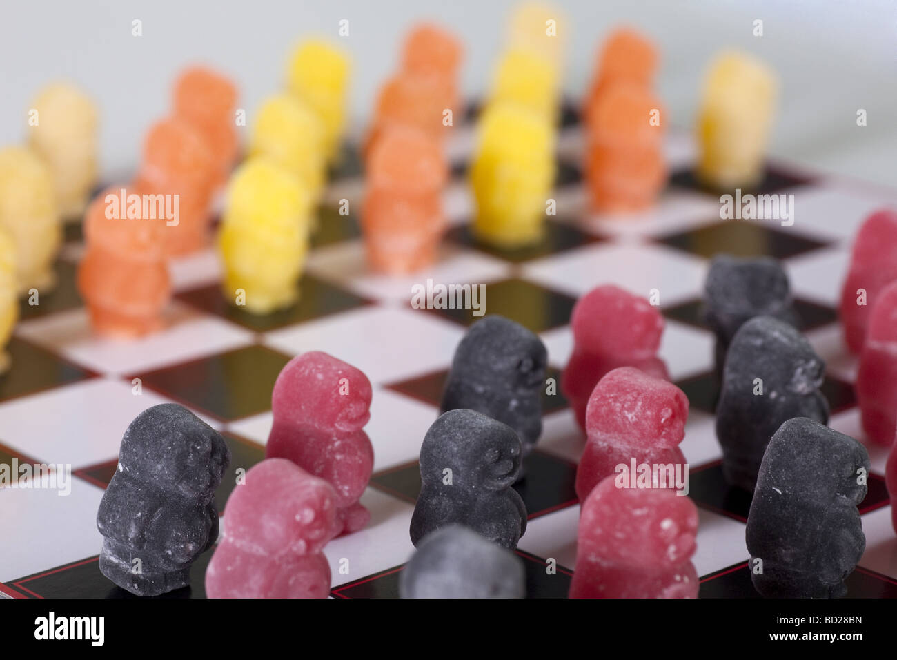 Jelly baby dolci su un bordo del gioco Foto Stock