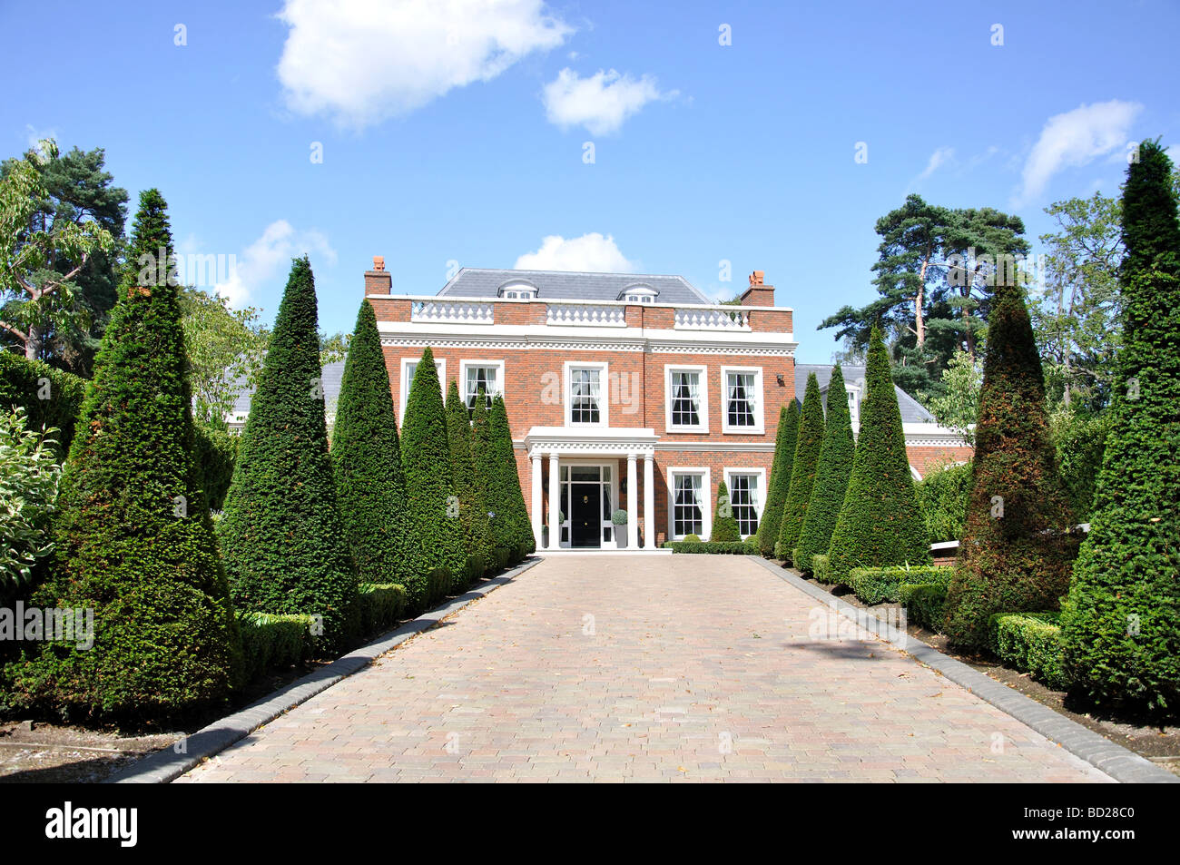 Grande casa indipendente, Christchurch Road, Virginia Water, Surrey, England, Regno Unito Foto Stock