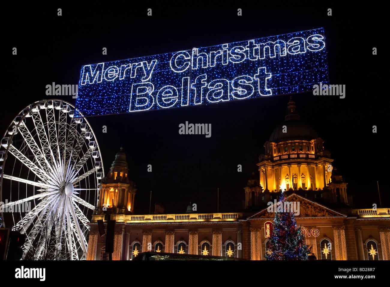 Albero di natale e le luci di Natale a Belfast City Hall Irlanda del Nord Foto Stock