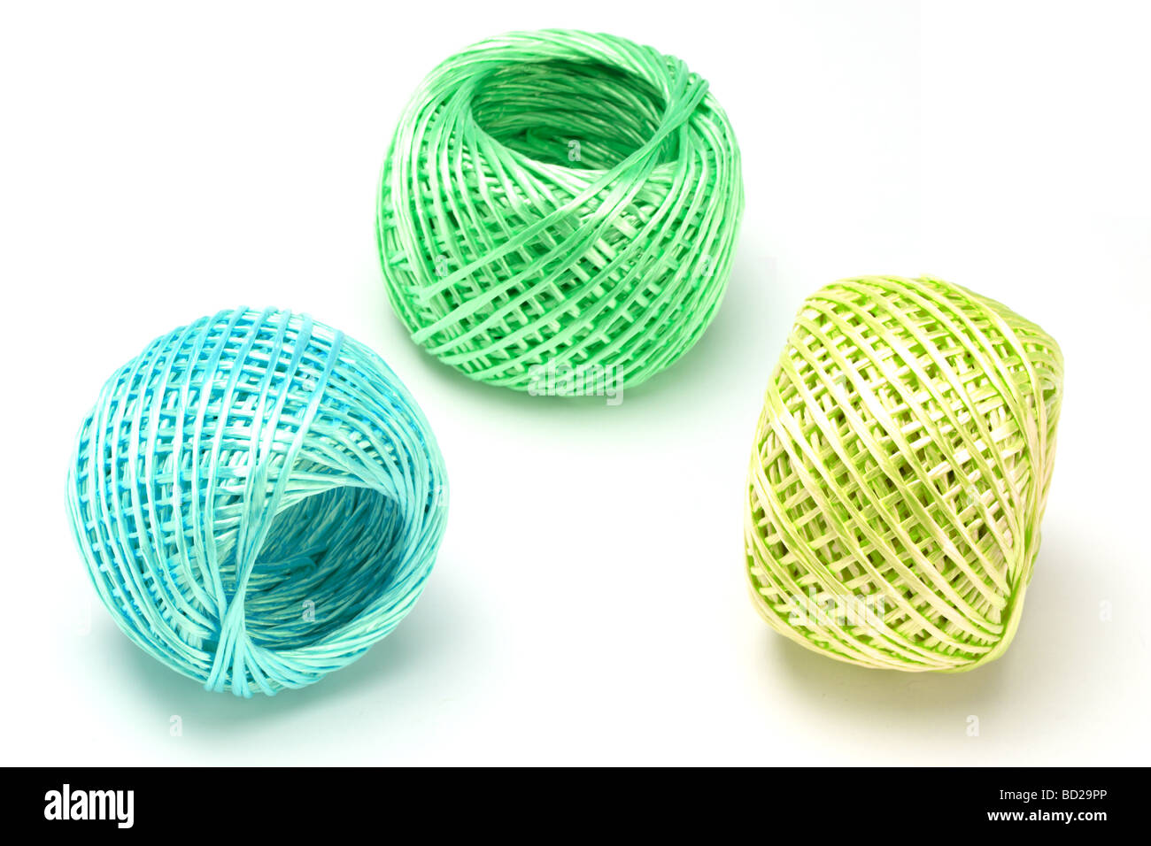 Tre sfere della stringa di nylon disposti su sfondo bianco Foto Stock