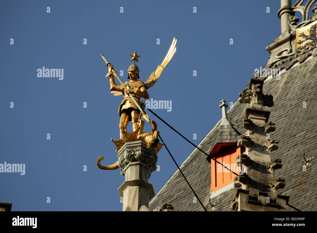 Golden knight che uccide il drago sul tetto di Provinciaal Hof nel centro storico di Bruges Belgio Foto Stock