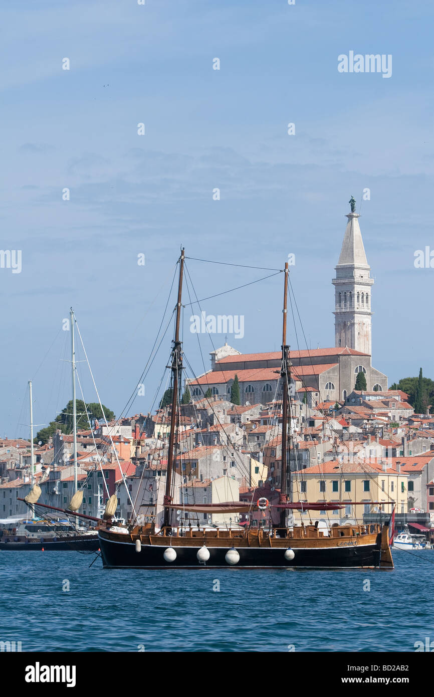 Imbarcazione a vela in Rovinj marina in Istria Croazia Foto Stock