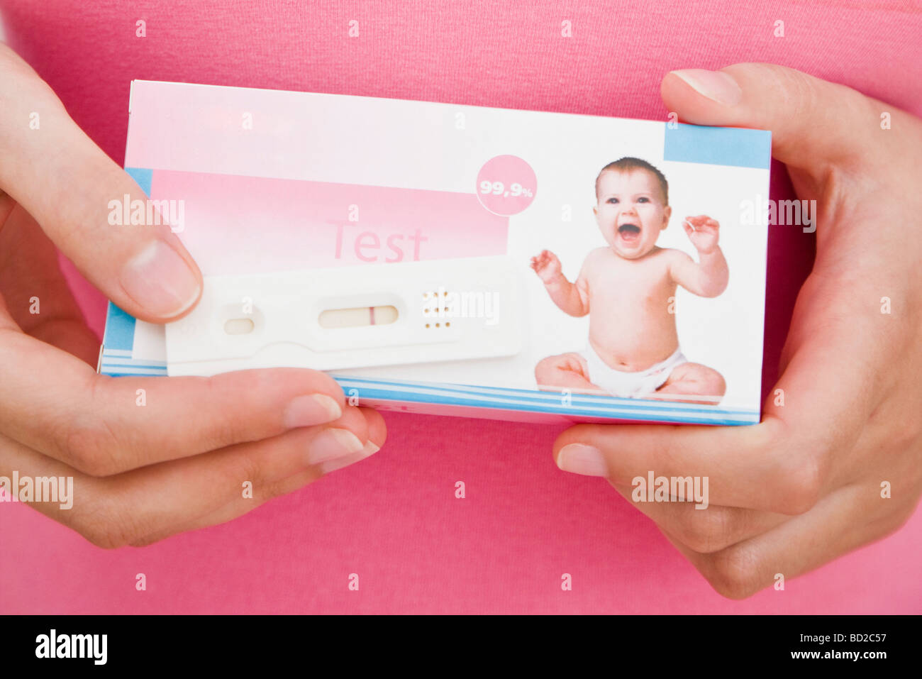 Donna che mantiene un test di gravidanza Foto Stock