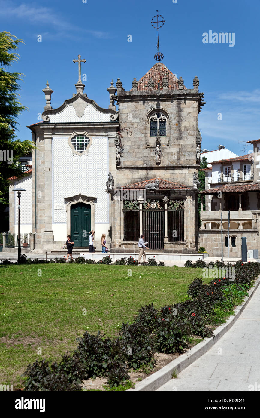 São João do Souto chiesa (sinistra) e la Cappella Coimbras (a destra). Due medievale edifici religiosi nella città di Braga, Portogallo. Foto Stock