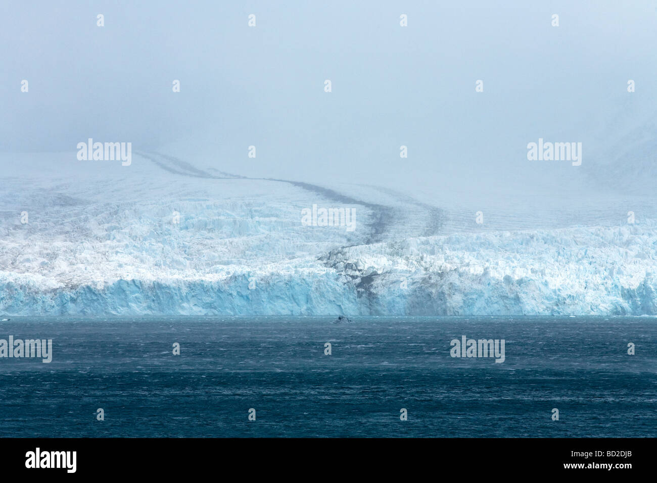 Fortuna la tidewater ghiacciaio con la morena mediale fusione in Cumberland Sound Georgia del Sud Antartide Foto Stock
