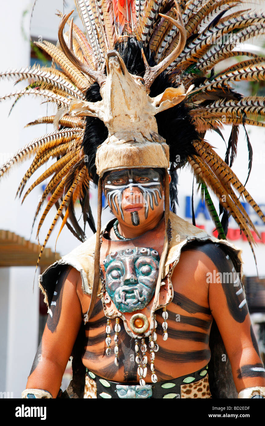 Uomo messicano in un costume azteca come parte di un cerimoniale turistica  display danza Foto stock - Alamy