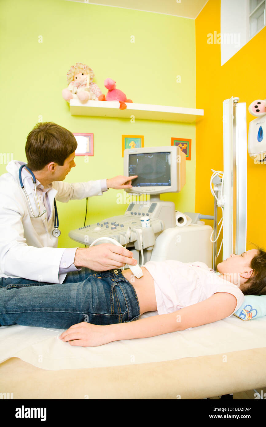 Bambino con esame con ultrasonograf Foto Stock