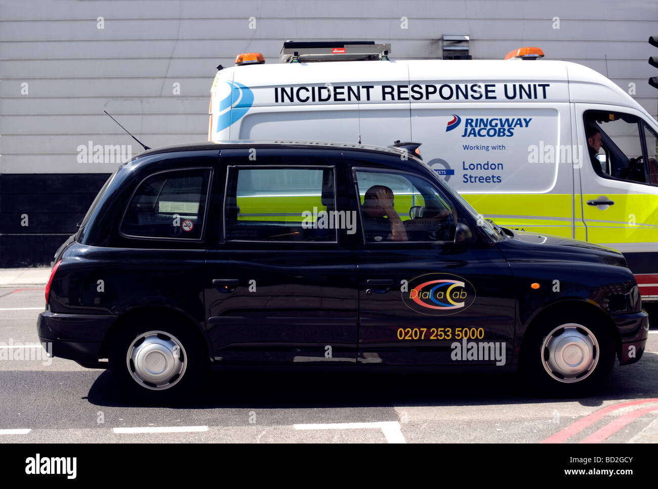 Taxi e Incident Response Unit van, London, England, Regno Unito, Europa Foto Stock