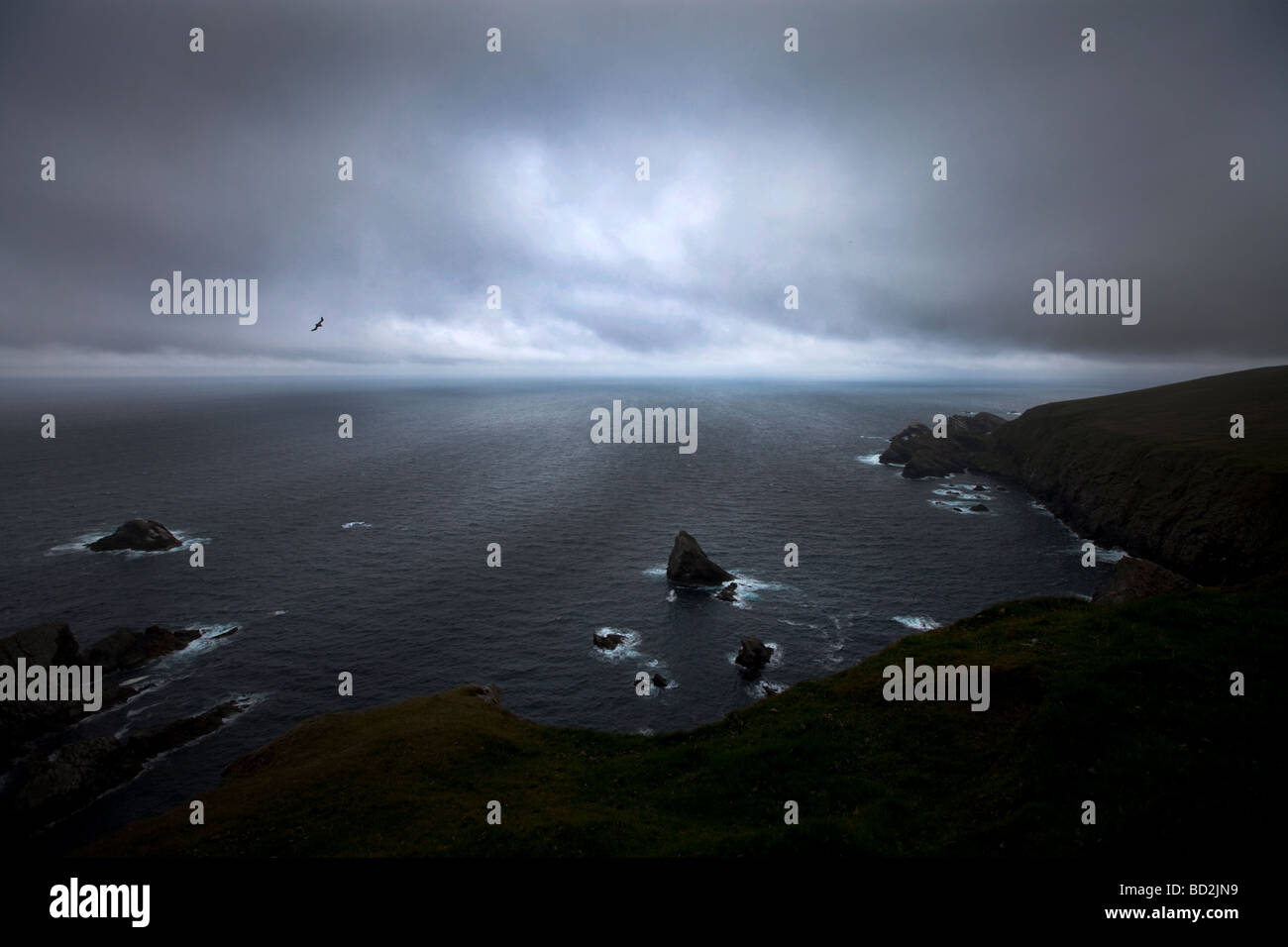 L'Oceano Atlantico, guardando fuori da Unst nelle Shetland Foto Stock