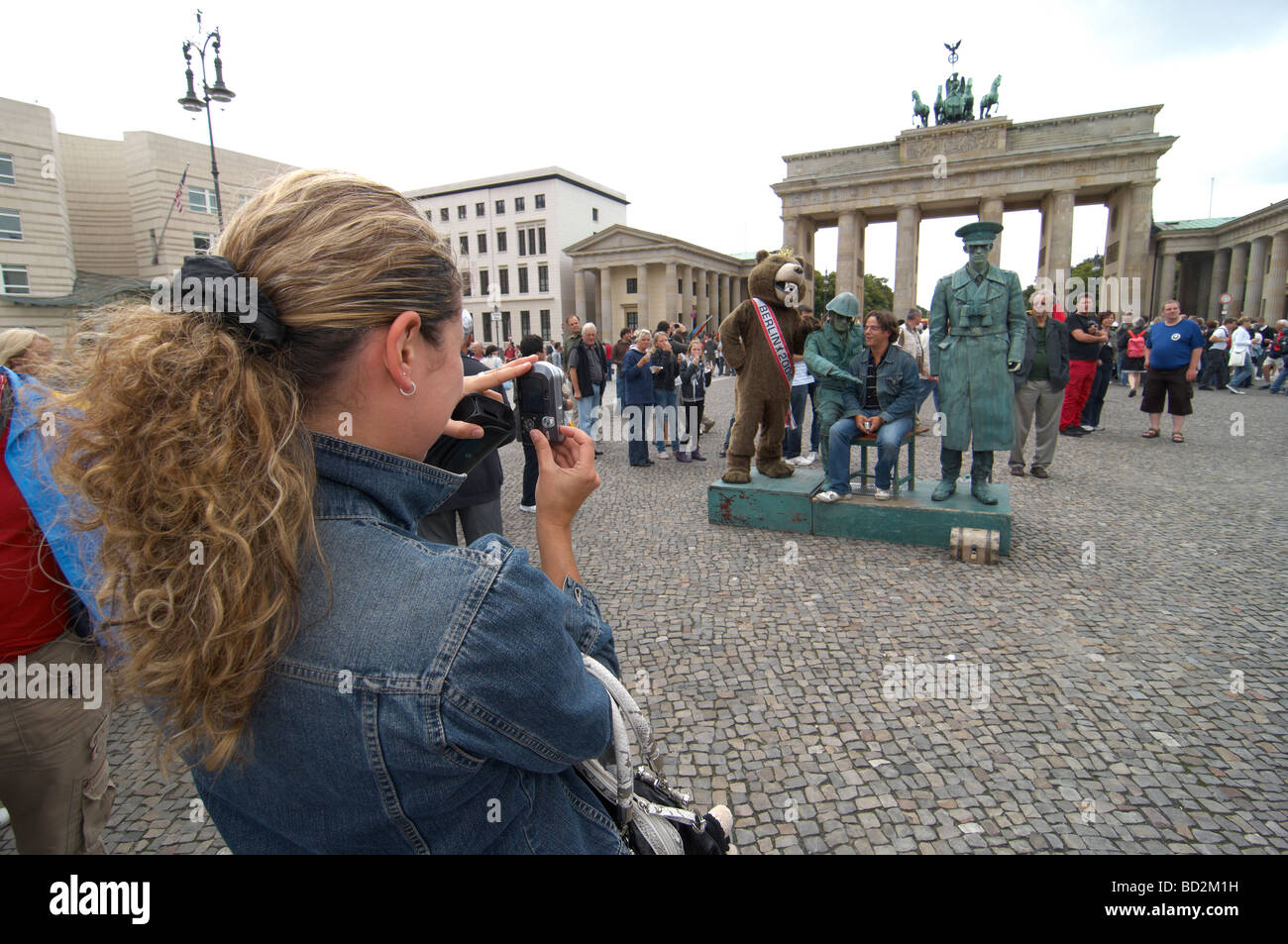 I turisti posano per le foto fuori Porta di Brandeburgo Porta di Brandeburgo a Berlino Foto Stock