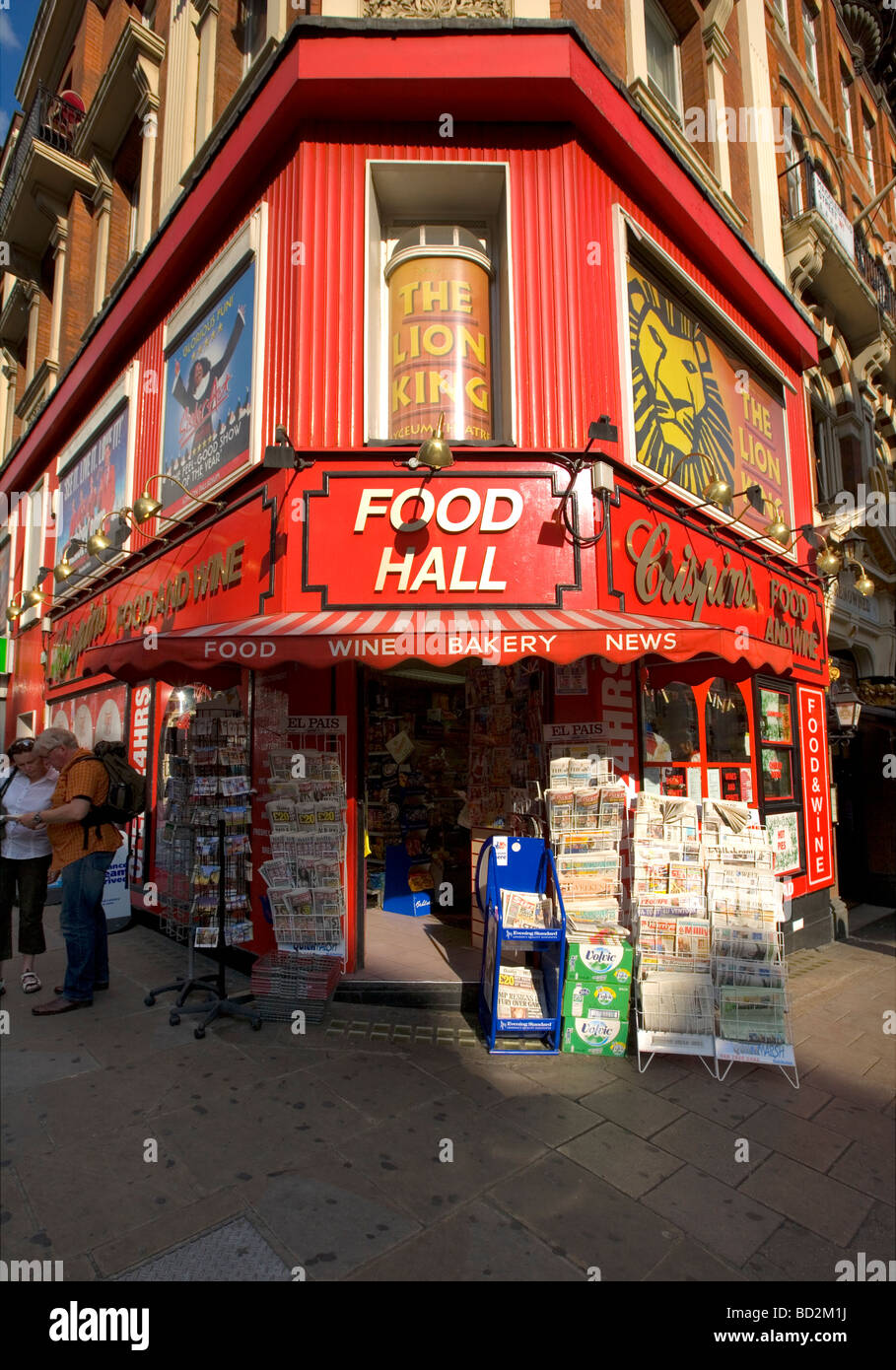 Corner shop " Crispins Food Hall' giornalai Shaftesbury Avenue, Londra Inghilterra, Regno Unito. Europa Foto Stock
