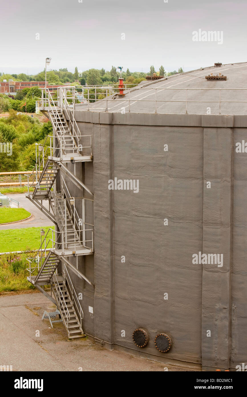 Biodigesters la produzione di biogas a Daveyhulme impianto di depurazione delle acque reflue di Manchester, UK. Foto Stock