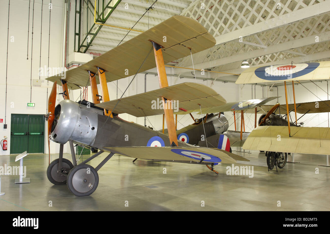 Triplano Sopwith attualmente in Grahame-White Hangar a RAF Hendon,Londra. Foto Stock