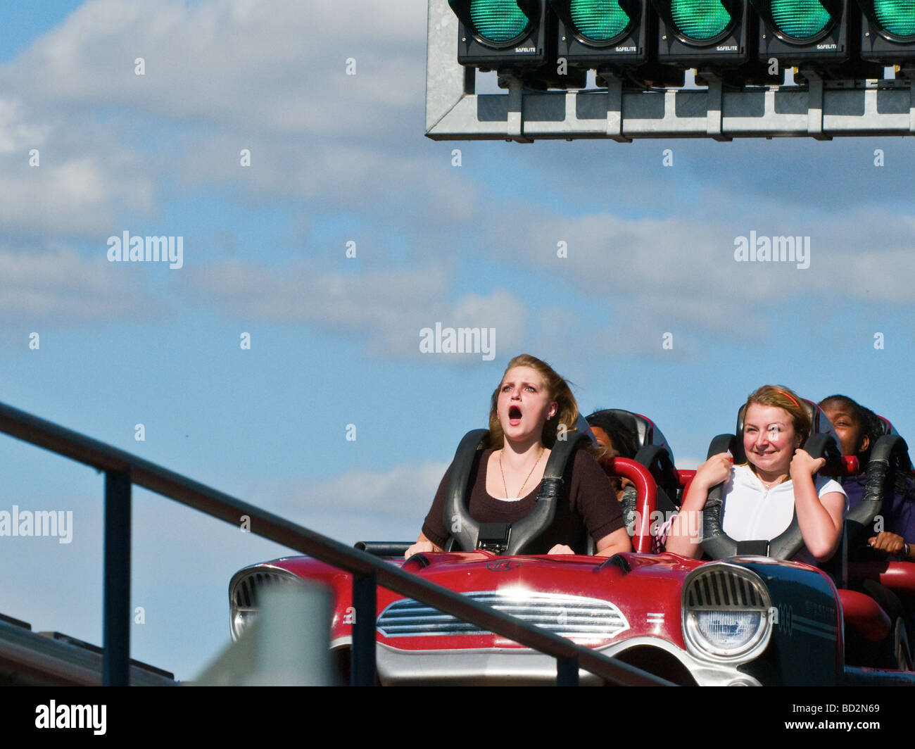 La furtività roller coaster ride, Thorpe Park Theme Park, Surrey, Inghilterra, Regno Unito. Pleasure park and ride bella giornata di divertimento. (Close up) Foto Stock