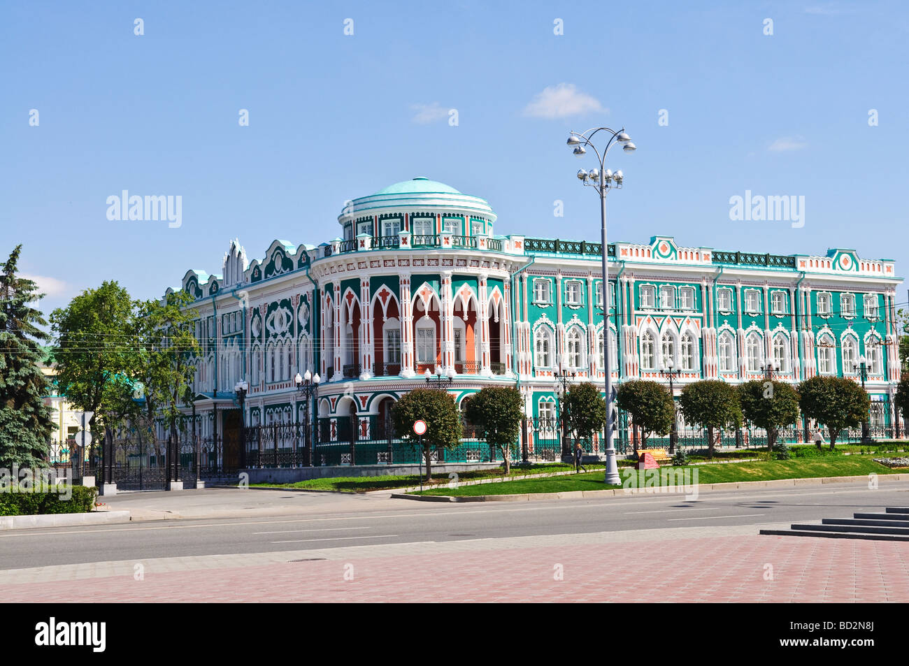 La foto della parte vecchia della città di Ekaterinburg con il classicismo case di stile Foto Stock