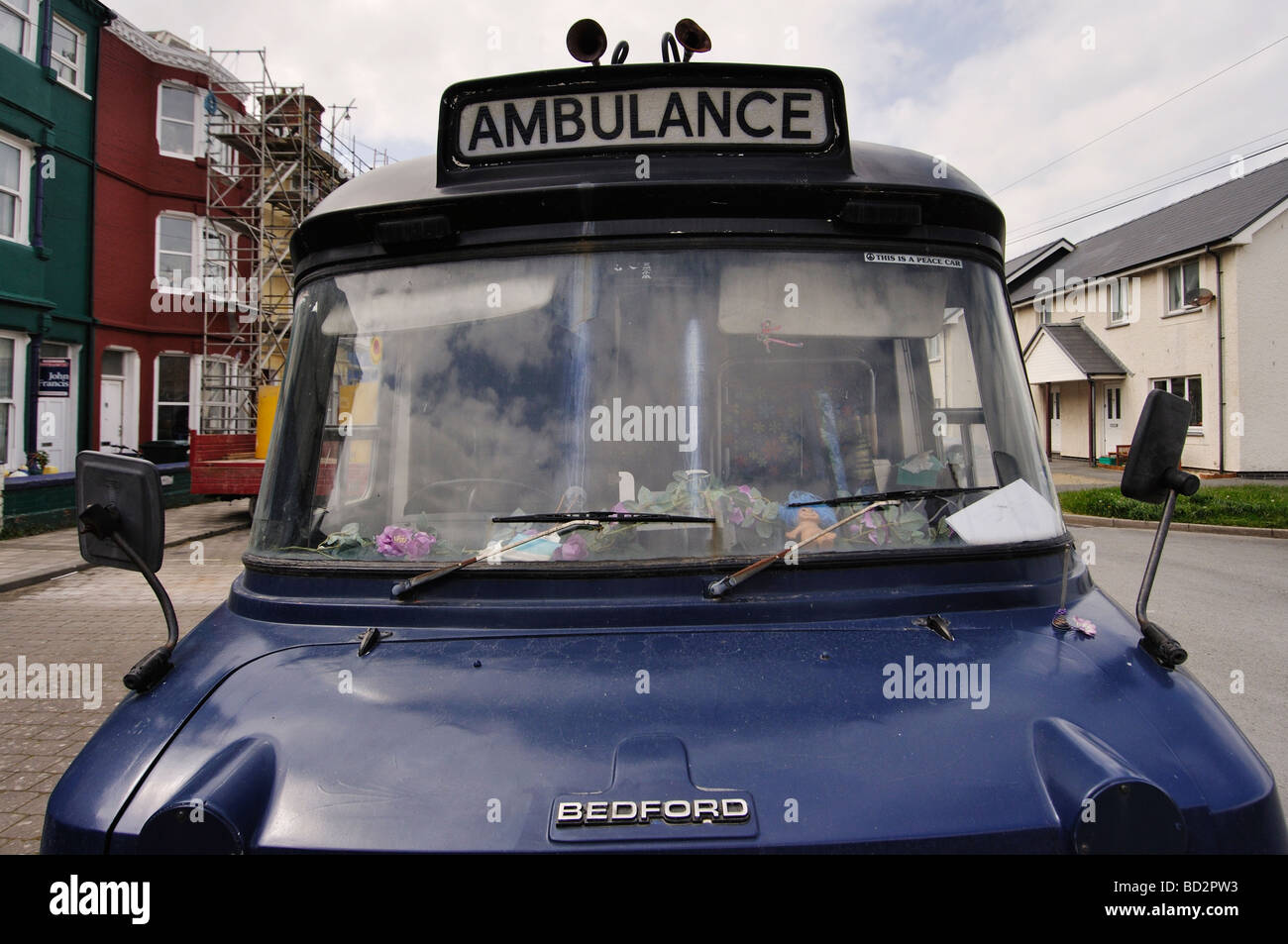 Un vecchio accattivanti Bedford ambulanza essendo riutilizzati in Borth Foto Stock