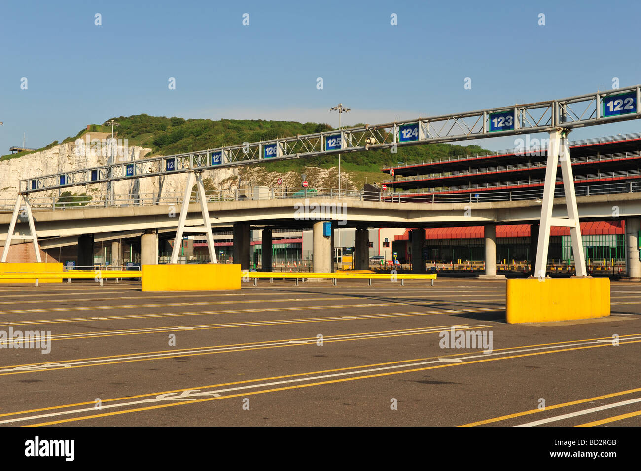 Le corsie di traffico del porto di Dover ferry terminal NEL REGNO UNITO Le Bianche Scogliere di Dover formare uno splendido sfondo per il porto Foto Stock