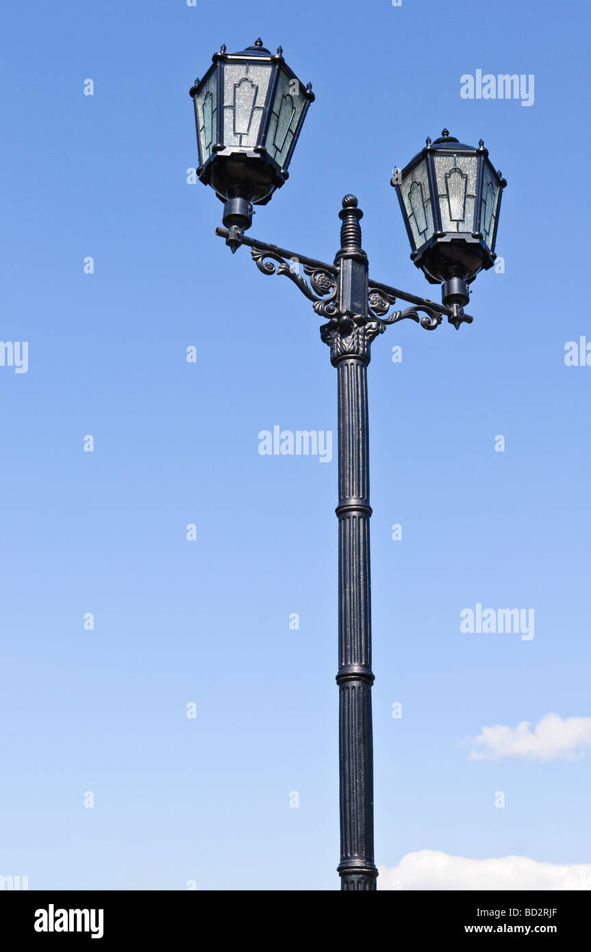 Lampione oltre il cielo blu Foto Stock