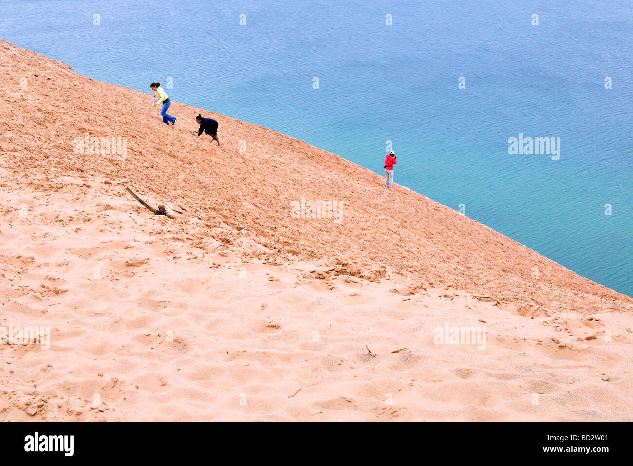 I visitatori a piedi su Sleeping Bear Dune a Sleeping Bear Dunes National Lakeshore Foto Stock