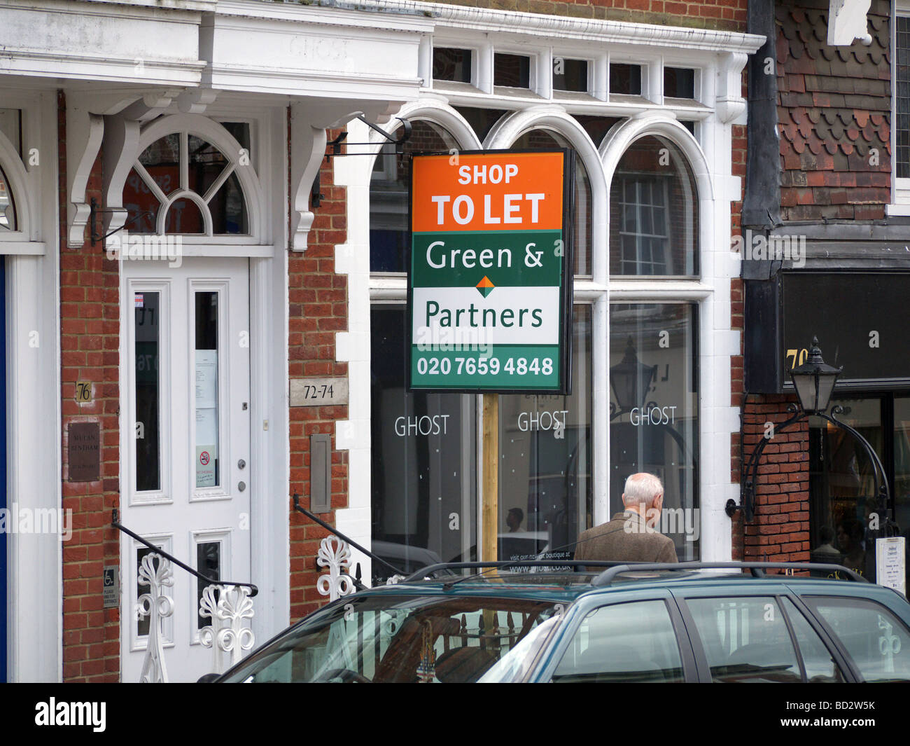 Un negozio di vuoto con un negozio per far firmare Guildford Surrey UK Foto Stock