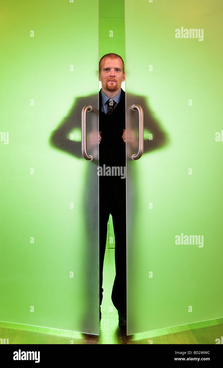 Imprenditore azienda verde porte in vetro Foto Stock