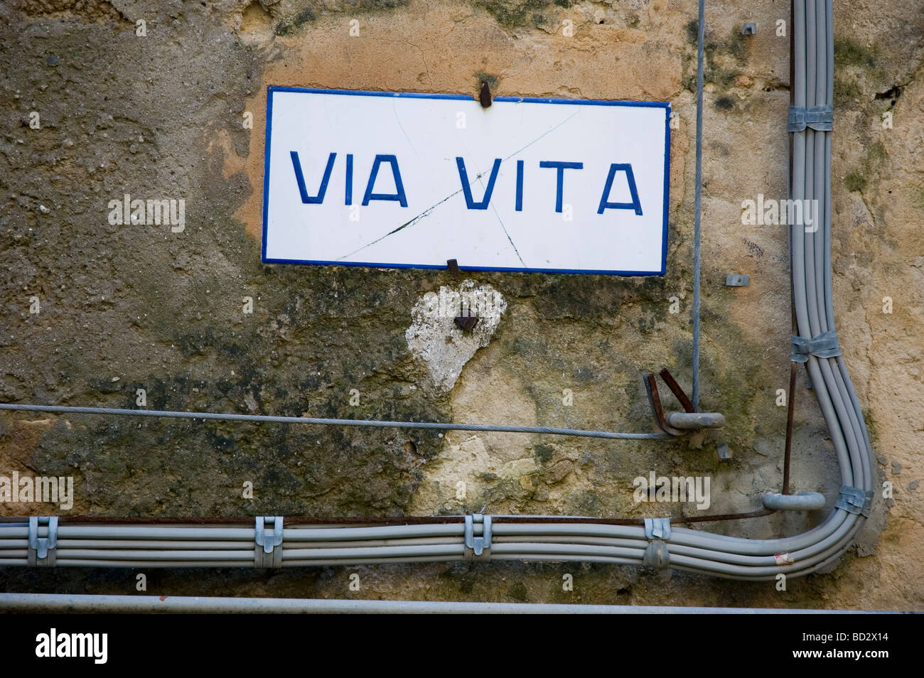 Un cartello stradale di 'via Vita' a Calascibetta, Sicilia, Italia Foto Stock