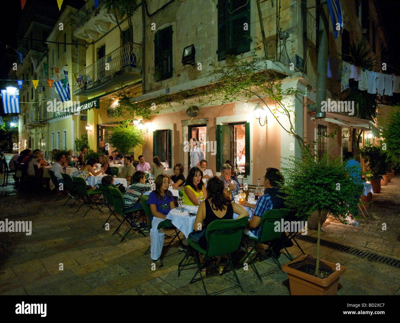 Il ristorante di strada di notte nella città vecchia di Corfu' sull'isola di Corfu in Grecia Foto Stock
