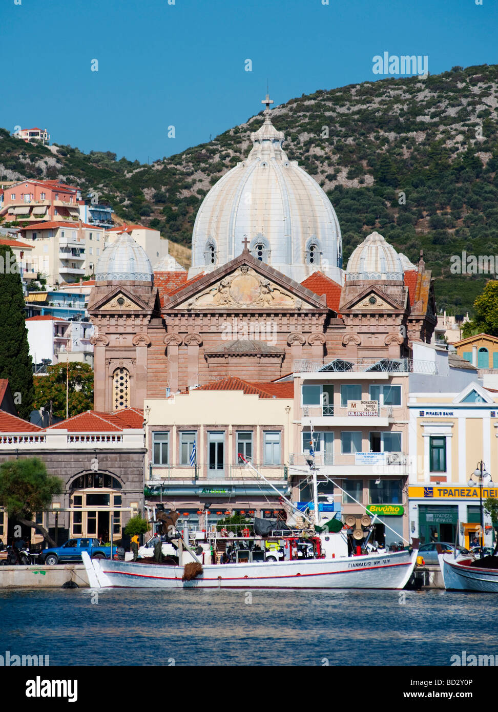 La chiesa e il porto di Mitilene città sull isola di Lesbo in Grecia Foto Stock
