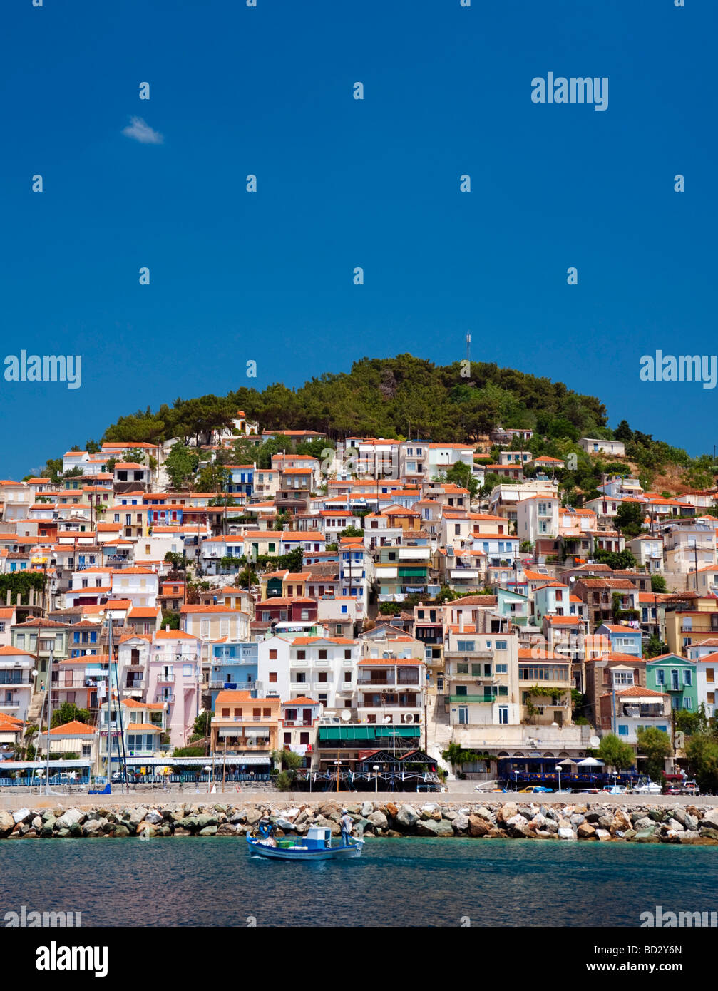 Vista della città di Plomari sull' isola Greca di Lesbo nel Mar Egeo Foto Stock