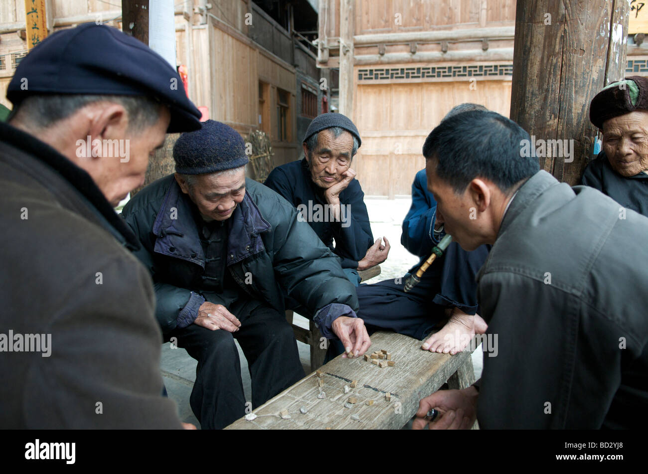Gruppo di vecchie Dong Men cinese giocare gioco di bordo Zhaoxing Guizho Cina Foto Stock